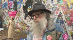 Rozháňali ich vodnými delami. Rozprávali sme sa s umelcami, ktorí počas socializmu stáli pri zrode Lennonovej steny