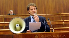 Matovič obvinil Procházku za peniaze "na drevo". Procházka mieri na detektor