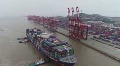 Surovinová kríza vrcholí. Na autá, mobily či bicykle sa čaká aj mesiac