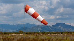 Silný vietor i snehové záveje. SHMU vydal výstrahy pre väčšinu Slovenska