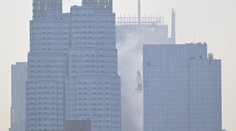 VIDEO: Na mrakodrap v New Yorku sa zrútil obrovský žeriav. Po kolapse vznikol požiar