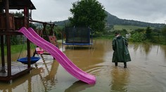 OBRAZOM: Dážď narobil v Kapušanoch poriadne problémy. Zatopil aj detské ihrisko