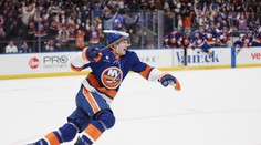 Dosiahol zápis, na ktorý sme čakali takmer sto rokov. Najlepší nováčik NHL preukázal neuveriteľnú skromnosť
