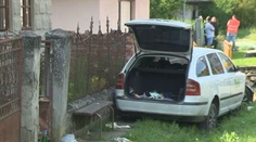 Štyroch dôchodcov z lavičky zmietlo auto. Žena ostala zakliesnená, vážne zranenú ju bral vrtuľník