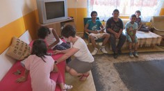 Tieto deti čakajú prázdniny v smutnej realite. Po zatvorení internátu sa vrátia do biednych podmienok