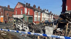 Anglickým mestom Leeds zavládol chaos. Na uliciach horeli autá a protestovali ľudia