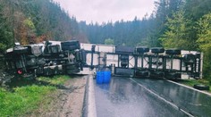 Nehoda neďaleko Žiaru nad Hronom. Cestu blokoval prevrátený kamión