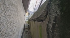 Múr nad jeho domom je v havarijnom stave. Pán Vladimír sa už roky sporí s mestom