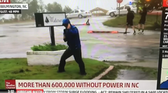 Z reportéra sa smeje celý svet. Pred kamerou bojoval s hurikánom, no skutočnosť bola iná