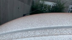 Muž si po príchode k autu pretieral zrak. Na kapotu mu napršalo kakao