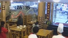 Auto vletelo do reštaurácie a zdemolovalo stôl so štyrmi hosťami