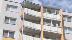 Zvláštnosť na popradskom sídlisku: Namiesto okien majú balkóny. Niektorí iba krútia hlavou