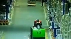 VIDEO: Skladník zrejme dostal mikrospánok. O pár sekúnd nezostal kameň na kameni