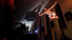 Na pole dance prišlo do kostola viac ľudí ako na omšu. Francúzskemu kňazovi sa vyhrážajú smrťou