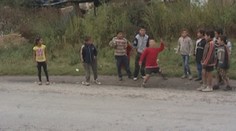 Cesta do dediny pri Prešove vedie cez osadu. Pobehujú tam deti a lietajú kamene