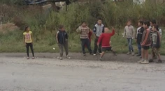 Cesta do dediny pri Prešove vedie cez osadu. Pobehujú tam deti a lietajú kamene