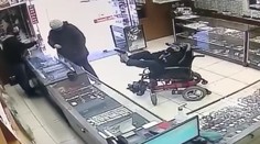 Tínedžer na vozíčku prepadol klenotníctvo. Na predavača mieril zbraňou, ktorú držal nohami