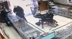Tínedžer na vozíčku prepadol klenotníctvo. Na predavača mieril zbraňou, ktorú držal nohami
