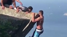 Pre jednu fotku riskoval život. Odvážlivca museli zachraňovať turisti