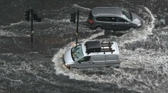 V dôsledku búrok a dažďov zaplavilo v Londýne ulice, autá uviazli na cestách