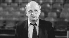 Skonala holandská trénerská ikona. Do stovky mu chýbali iba tri roky