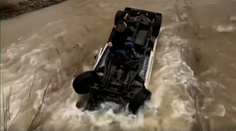 VIDEO: Uviazla v rozvodnenej rieke. Američanka strávila na prevrátenom aute 15 hodín