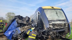 FOTO: Mŕtvy a desiatky zranených. Pri brutálnej zrážke s vlakom roztrhlo kamión na polovicu