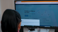 E-prihlášky sprevádzajú chyby, ministerstvo ich hasí za pochodu