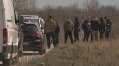 Na mieste, kde muž zastrelil psičkára, dochádza k potýčkam aj naďalej. Tentoraz za tým má byť žena