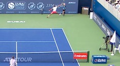 VIDEO: Hviezdnemu tenistovi zabránil v údere podávač loptičiek, neskôr ho súper prekvapil netradičným podaním