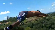 Presviedčal syna, aby skočil spolu s ním. O chvíľu na to zomrel