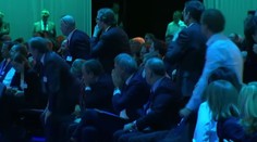 Nemecký minister po príhovore stratil balans a nekontrolovateľne sa zrútil z pódia