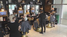 Dedovia chodili do holičstiev, vnuci majú barbershopy. Tie neslúžia len zarasteným mužom