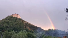 FOTO a VIDEO: Požiar pod hradom Krásna Hôrka. Zásah hasičov komplikovalo počasie