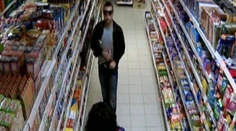 Zlodej bez hanby: V Prievidzi ho prichytili pri čine. Fľaše pchal, kde sa dalo