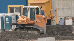 Investor začal stavať halu na čierno pri bytovke. Mesto sa k tomu postavilo svojsky