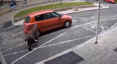 VIDEO: Dezorientovaný senior zrazil v Česku pred nemocnicou ženu, z miesta ušiel