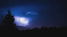 Blesky na niekoľko hodín ochromili život na Lomnickom štíte