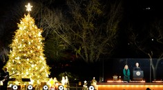 Prípravy na Vianoce v USA sú v plnom prúde. Vianočný stromček už svieti aj pred Bielym domom