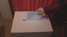 Voličom so zdravotným postihnutím môže pri hlasovaní pomôcť iná osoba