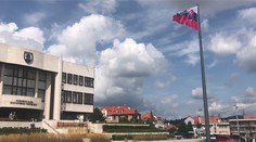 FOTOGALÉRIA: Už vztýčili stožiar, ktorý dal pred parlamentom postaviť Danko