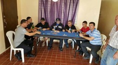 Na pohľad obyčajná partička pokru. Jeden z hráčov už ale nie je nažive