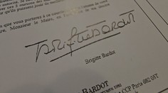 Brigitte Bardotová si dopisovala s Rudolfom Schusterom. Bývalý prezident nám ukázal osobné listy