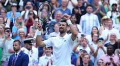 Djokovič pred očami Federera postúpil do štvrťfinále Wimbledonu. Nočná mora Dimitrova pokračuje