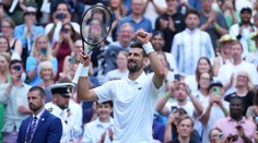 Djokovič pred očami Federera postúpil do štvrťfinále Wimbledonu. Nočná mora Dimitrova pokračuje