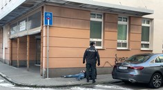 Muža, ktorý mal v centre Bratislavy napádať ľudí, polícia obvinila