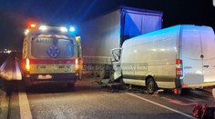 Tragédia na D2 v smere do Maďarska. Vodič dodávky neprežil náraz do kamióna