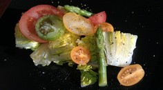 RECEPT NA DNES OD VÁS: Šalát s variáciou paradajok a zelenou špargľou