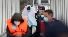 Počty migrantov, ktorí sa snažia dostať cez Lamanšský prieliv do Británie, lámu rekordy