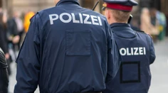 Policajt chcel vidieť 88-ročnú seniorku. Rodina mala zvláštne vysvetlenie, prečo to nejde